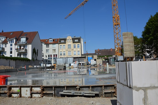 Der Beton glänzt in der Sonne von dem Wasser